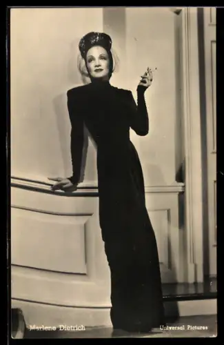 AK Schauspielerin Marlene Dietrich im schwarzen Kleid mit Zigarette in der Hand