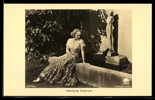 AK Schauspielerin Marlene Dietrich nachdenklich im Garten sitzend