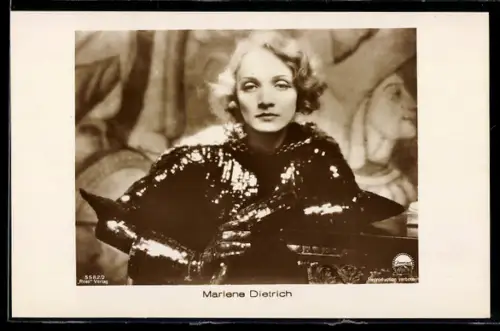 AK Schauspielerin Marlene Dietrich in schillernder Rüstung