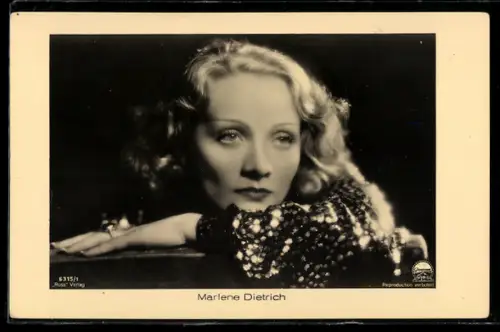 AK Schauspielerin Marlene Dietrich im Glitzerkleid