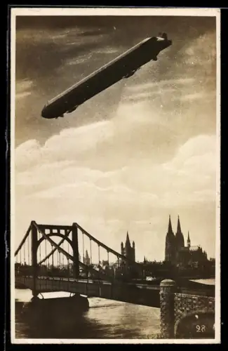 AK Köln, Zeppelin im Fluge über Stadt und Rheinbrücke
