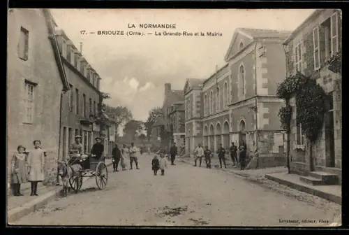 AK Briouze /Orne, La Grande-Rue et la Mairie