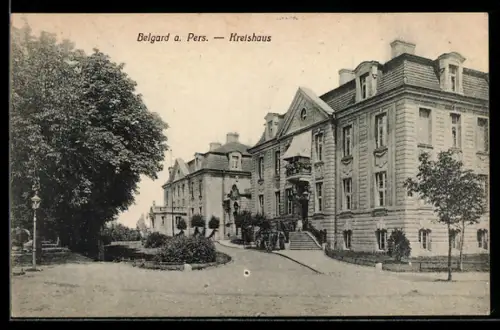 AK Belgard a. Pers, Kreishaus mit Gartenanlagen