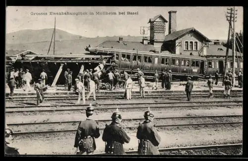 AK Müllheim bei Basel, Grosses Eisenbahnunglück, Entgleiste Wagons mit Soldaten und Schaulustigen