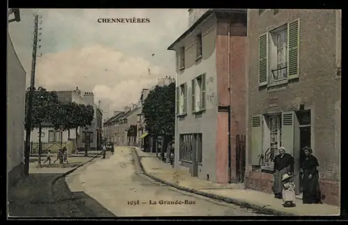 AK Chennevières, La Grande-Rue, deux femmes et une petite fille