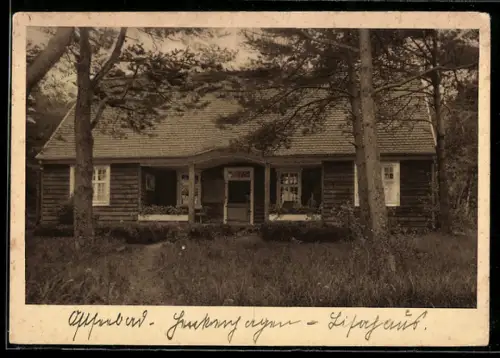 AK Henkenhagen, Wohngebäude in Waldgegend