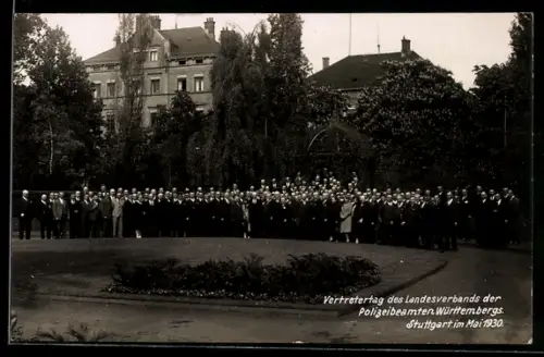 Foto-AK Stuttgart, Veretertag des Landesverbands der Polizeibeamten Württembergs 1930, Gruppenbild auf einer Wiese