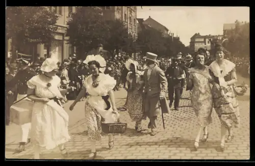 Foto-AK Nordhausen /Thüringen, Faschingszug mit Travestie