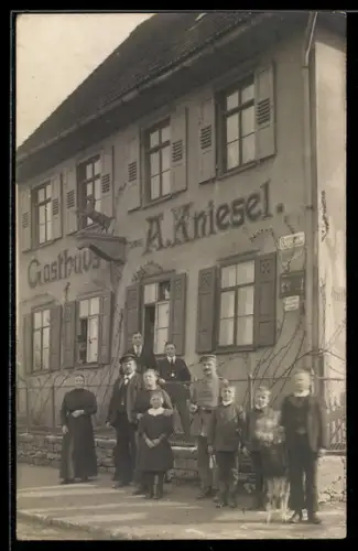 Foto-AK Mühlhausen, Gasthaus von A. Kniesel mit Familie des Besitzers im Jahr 1918