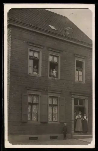 Foto-AK Obenwiddert /Solingen, Wohnhaus mit Anwohnern