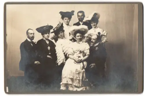 Fotografie unbekannter Fotograf und Ort, Gruppenbild mit acht Personen im Atelier