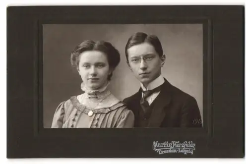 Fotografie Martin Herzfeld, Dresden, Prager Strasse 7, Porträt eines jungen Paares, Trockenstempel 1910