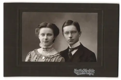 Fotografie Martin Herzfeld, Dresden, Prager Strasse 7, Porträt eines jungen Paares im Atelier, Trockenstempel 1911