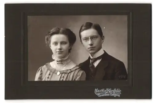 Fotografie Martin Herzfeld, Dresden, Prager Strasse 7, Porträt eines jungen Paares, Trockenstempel 1911