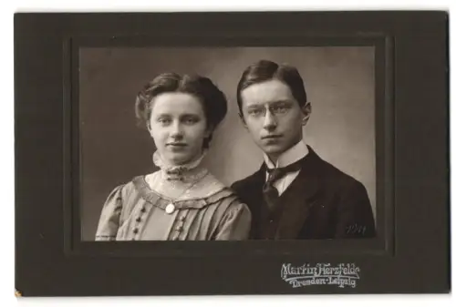 Fotografie Martin Herzfeld, Dresden, Prager Strasse 7, Anna und Konrad Bartusch, Trockenstempel 1911