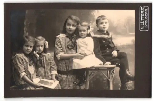 Fotografie H. Lütters, Stolberg, Fünft Geschwister zusammen im Atelier
