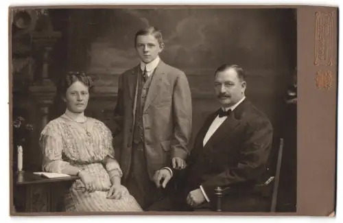 Fotografie August Lutz, Gera, Theaterplatz, Familienporträt mit drei Personen