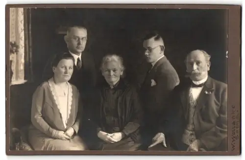 Fotografie W. Wollanke, Gotha, Schwabhäuser Str. 28, Familienporträt mit fünf Personen