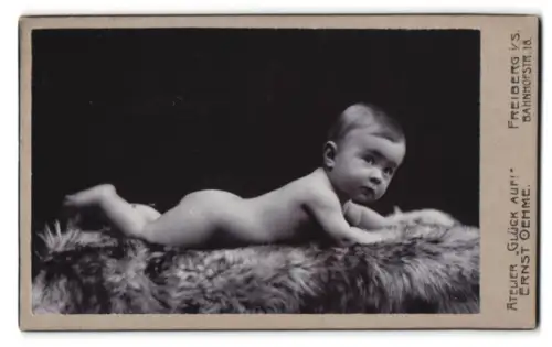 Fotografie Ernst Oehme, Freiberg, Bahnhofstr. 18, Liegendes Baby auf Fell