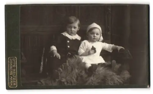 Fotografie Otto Meltzer, Homberg a. Rh., Mörserstr. 95, Zwei Kinder auf einem Fell sitzend