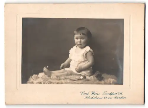 Fotografie Carl Weiss, Frankfurt a. M., Bleichstrasse 28, Sitzendes Kleinkind auf Fell