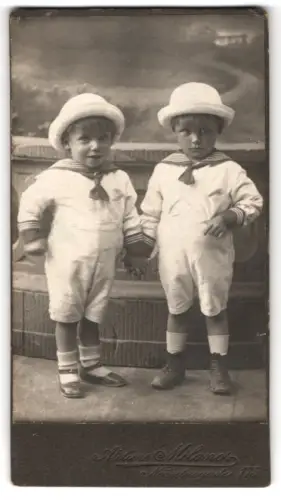 Fotografie Atelier Milano, Ort unbekannt, Norrebrogade 175, Zwei Kinder in Matrosenanzügen