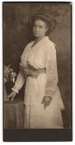 Fotografie Fotograf unbekannt, Dresden, Ferdinand Str 11, Porträt einer Dame in eleganter Kleidung