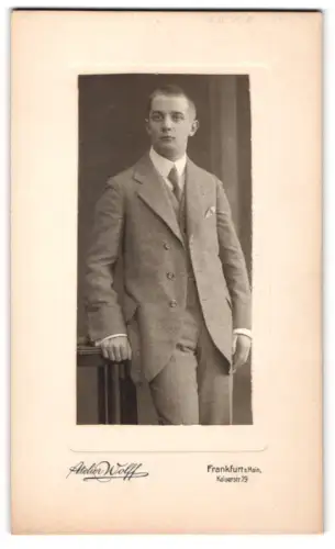 Fotografie Atelier Wolff, Frankfurt am Main, Kaiserstrasse 79, Eleganter Herr im Anzug