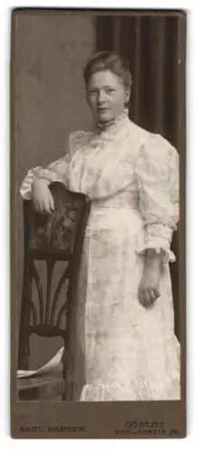 Fotografie Karl Hansen, Görlitz, Berlinerstr. 26, Porträt einer Dame in elegantem Kleid