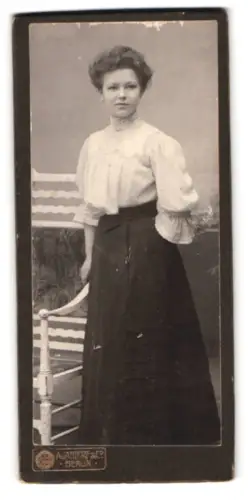 Fotografie A. Jandorf & Co., Berlin, Frau im eleganten Kleid