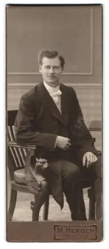 Fotografie M. Herden, Oels i. Schl., Porträt eines jungen Mannes