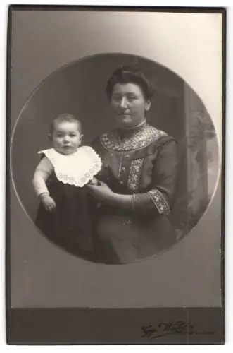 Fotografie Gg. Wahl, Schorndorf, Dame mit Kleinkind im Atelier