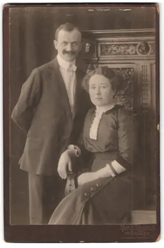 Fotografie Adolf Koestler, München, Lindwurmstrasse 23, Elegantes Paar im Studio