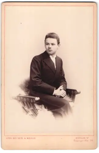 Fotografie Otto Becker & Maass, Berlin, Leipziger Str. 94, Porträt eines jungen Mannes 1895