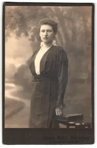 Fotografie Hans Miltz, München, Eisenmannstrasse 3, Elegantes Porträt einer Frau