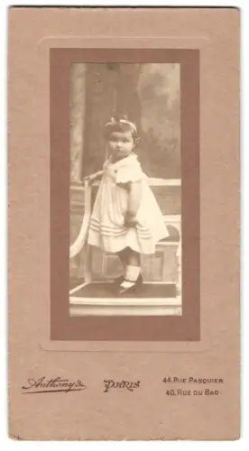 Fotografie Anthony`s, Paris, Rue Pasquier 44, Kleines Kind im weissen Kleid 1917