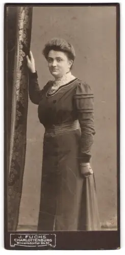 Fotografie J. Fuchs, Charlottenburg, Wilmersdorfer Str. 57, Frau in elegantem Kleid