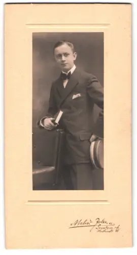 Fotografie Atelier Zoln, Dresden, Holbeinstrasse 25, Willi als junger Mann mit Buch