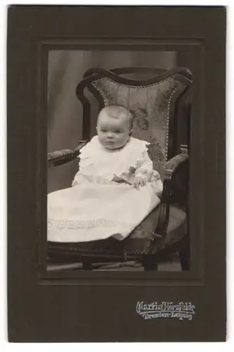 Fotografie Martin Herzfeld, Dresden, Pragerstrasse 7, Kleinkind auf Stuhl