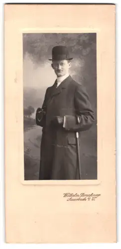 Fotografie Wilhelm Bruckner, Auerbach i. V., Eleganter Herr mit Melone