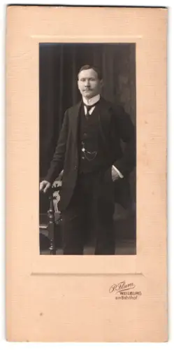 Fotografie P. Thum, Weilburg, Am Bahnhof, Porträt eines eleganten Herrn