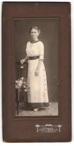 Fotografie Hans Schmitt, Windsheim, Elegante Dame in weissem Kleid