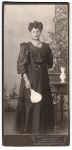 Fotografie Gabriel Specht, Lindenberg, gegenüber dem Bahnhof, Frau mit Fächer vor schönem Hintergrund