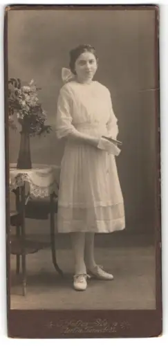 Fotografie Atelier Stern, Berlin, Turmstrasse 33, Mädchen mit Blumenkranz in weissem Kleid