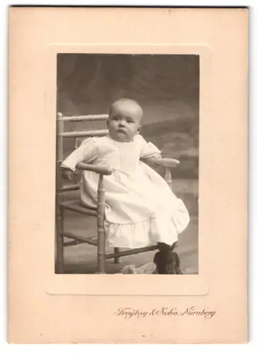 Fotografie Freytag & Sohn, Nürnberg, Rosenau Strasse 6, Porträt eines Kleinkinds 1914