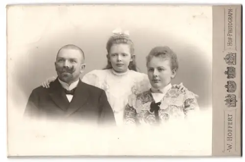 Fotografie W. Höffert, Berlin, Unter den Linden 24, Familienporträt mit drei Personen