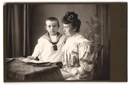 Fotografie Heinr. Fester, Cöthen, Augustenstrasse 60, Mutter und Kind am Tisch