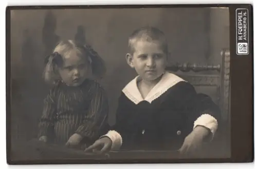 Fotografie H. Foeppel, Annaberg, Zwei Geschwister zusammen im Porträt