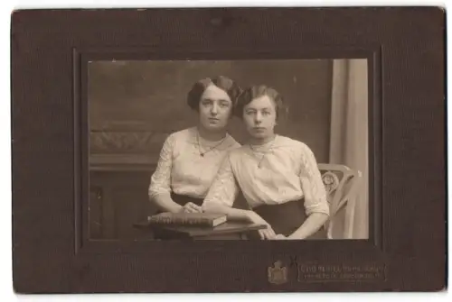 Fotografie Otto Hertel, Freiberg, Erbische Strasse 11, Zwei junge Frauen in eleganter Pose