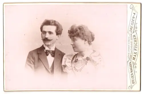 Fotografie Max Fischer, Dresden, König Johann Strasse, Porträt eines eleganten Paares